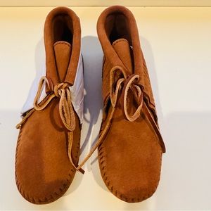NWT Minnetonka Classic Fringe Boot